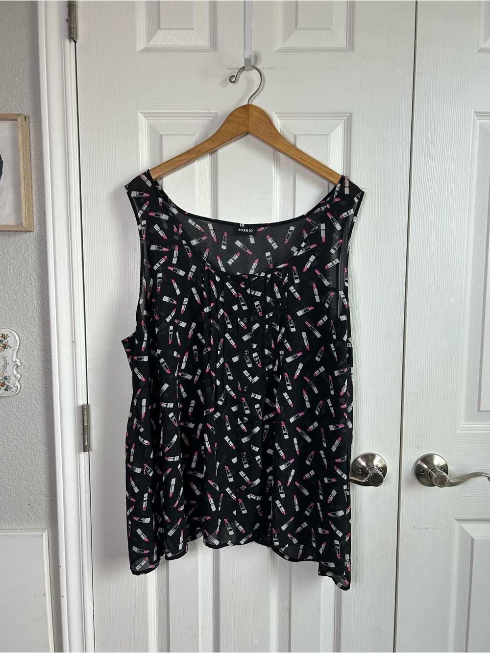 Torrid black w/ lipstick print sleeveless sheer split back layering blouse